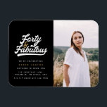 40 och fantastiska fotoinbjudan till födelsedagsfe magnet<br><div class="desc">Fira din 40-årsdag i stil med de här svarta och vita 40- och fantastiska fotoinbjudningarna till födelsedagsfesten. En text och fet grafik med ett retroskript. En del av en samling.</div>