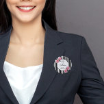 40 ofantligt svartvit rosa ros rand knapp<br><div class="desc">Klassiskt smalt svart och vitt lodrät rand som bakgrund. Med giftigt,  feminin och romantiskt rosa ros som dekoration. En vit och svart ram på framsidan med mall för namn och datum. Med texten: 40 och fantastisk. Black brev. Perfekt som en 40-årsdagars tjänst eller som en besparingspåminnelse för dina gäster.</div>