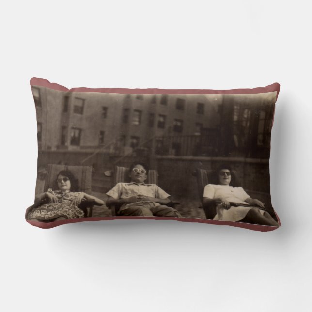 40-tal tre folk som kopplar av på tak lumbarkudde (Framsida)