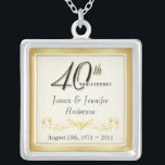 40th Elegantt minnessakhänge för årsdag Silverpläterat Halsband<br><div class="desc">40th Årsdagminnessakhalsband -- Det eleganta bröllopsdaghänget för guld 40th med formellt skrivar och bläddrade antik design -- Skräddarsy namnen och datera för ditt lyckliga firande. Göra perfekt gåvan för din fru, modern, farmor för att fira minnet av 40 år av giftermål. Matcha tillgängliga kort, inbjudningar, porto och gåvor. Andra stilar...</div>