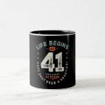 41 Birthday Funny 41 Years Old Två-Tonad Mugg<br><div class="desc">Det här märkliga ordspråket gör en underbar present till en 41-årig man eller kvinna på födelsedagen. Gör denna 41:a födelsedagsfest speciell med den här designen. Livet börjar vid 41 De senaste 40 åren har just varit en praxis. Den här produkten gör att perfekten fyller år för din kompis att bli...</div>