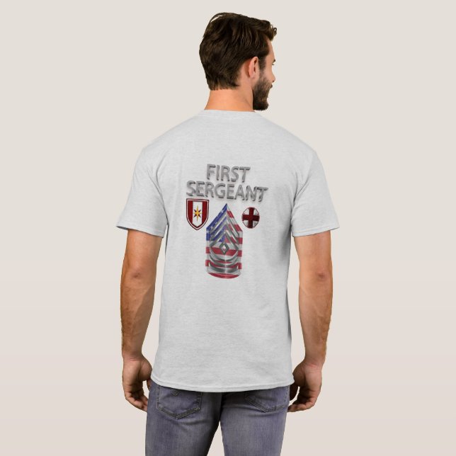 44:e medicinska brigaden första sergeant t shirt (Hel baksida)