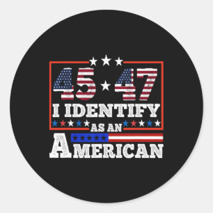 45 47 Jag identifierar mig som en amerikan Trump 2 Runt Klistermärke