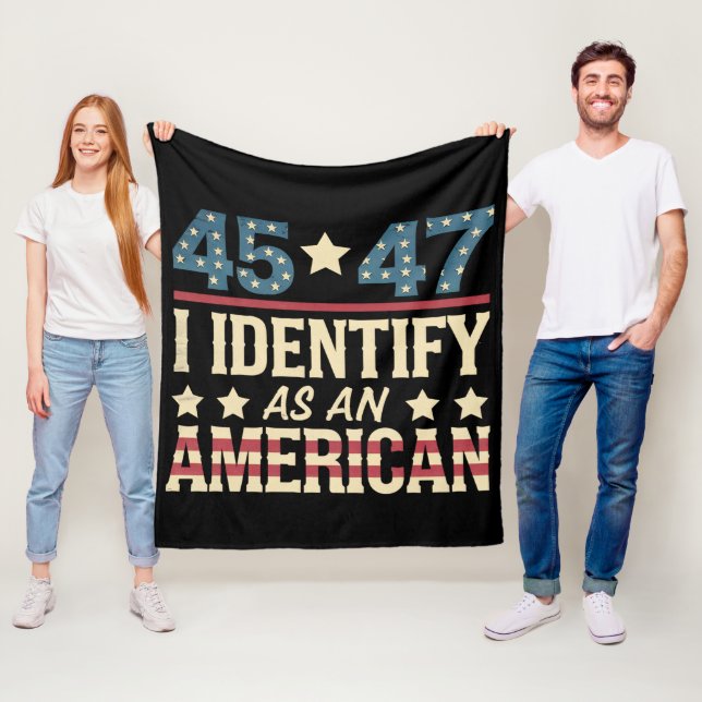 45 47 Jag Identifierar Mig Som En Amerikansk Flagg Fleecefilt (På plats)