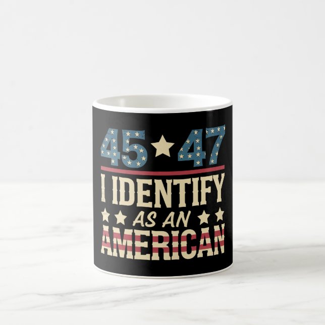 45 47 Jag Identifierar Mig Som En Amerikansk Flagg Kaffemugg (Center)
