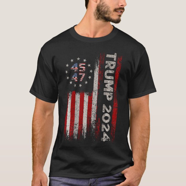 45 47 Trump 2024 American Flagga T Shirt (Framsida)