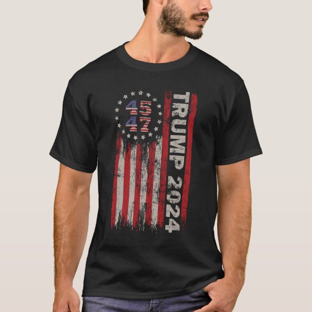 45 47 Trump 2024 American Flagga T Shirt (Framsida)