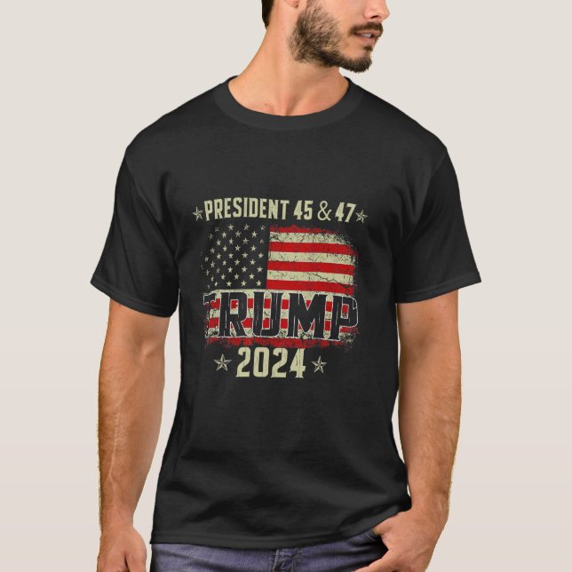 45 47 Trump 2024 American Flagga T Shirt (Framsida)