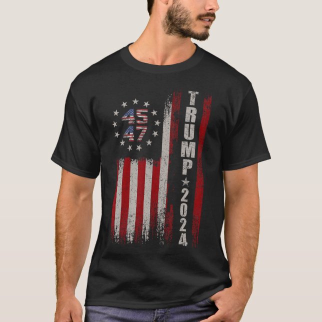 45 47 Trump 2024 American Flagga T Shirt (Framsida)