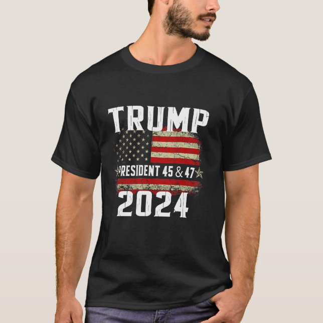 45 47 Trump 2024 American Flagga T Shirt (Framsida)