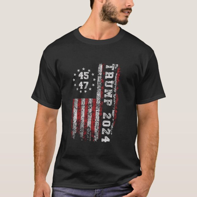 45 47 Trump 2024 American Flagga T Shirt (Framsida)