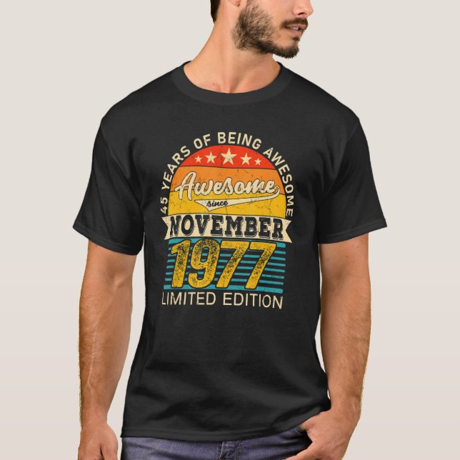 45:e födelsedag november 45 år Född 1977 T Shirt (Framsida)