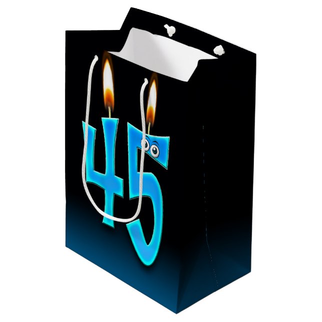 45:e födelsedagsljus Medium Gift Bag (Framsidan Vinklad)