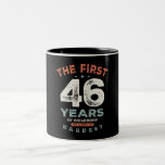 46 Birthday Funny 46 Years Två-Tonad Mugg<br><div class="desc">Det här märkliga ordspråket gör en underbar present till en 46-årig man eller kvinna på födelsedagen. Gör denna 46:e födelsedagsfest speciell med denna utformning,  de första 46 åren av barndom är alltid de svåraste. Den här produkten gör att perfekten fyller år för din kompis att bli 46 år gammal!</div>