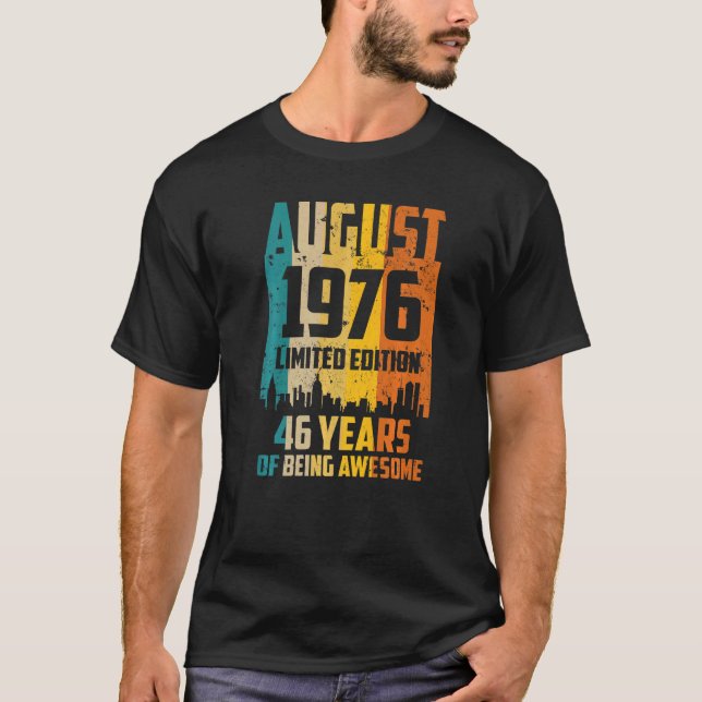 46th Birthday 46 Years Awesome Since August 1976 V T Shirt (Framsida)