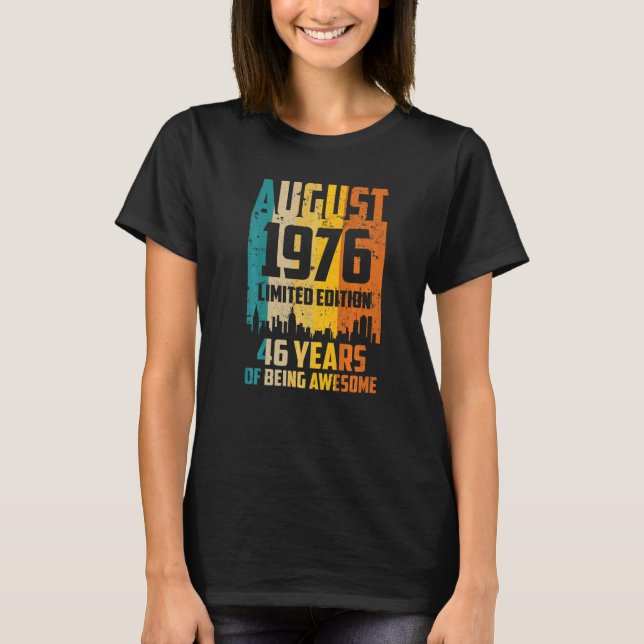 46th Birthday 46 Years Awesome Since August 1976 V T Shirt (Framsida)