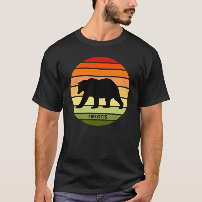 480 Otis Bear Silhouette på Sol (tvärtom) T Shirt (Framsida)