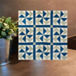 4,25-tums Blue White Pinjul Patchwork Quilt Mönste Kakelplatta<br><div class="desc">Den här eleganten är blå och vit keramisk bricka som har ett lapptäcke av vintage quilt mönster av den amerikanske hantverkaren Ira Blount. Lägg till rustik charm i köket, badrum, räknare, ryggsplash eller annat utrymme i sidled. En underbar trivet. Traditionell med geometriska former som känner contemporary ger den här plattan...</div>
