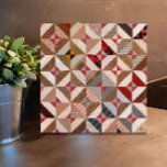 4,25-tums Elegant Patchwork Quilt Vintage Mönster Kakelplatta<br><div class="desc">Den här keramiska plattan i eleganten har ett vackert lapptäcke av vintage quilt mönster i färgtoner av rosa/koral och taupe. Mysigt charm och originalitet för ditt kök, badrum, räknare, ryggstödsfack eller annat golvutrymme. En underbar trivet. Ett rustiskt, antikt mönster med ett tydligt modernt, grafiskt utseende. Lämpligt för bostaden eller det...</div>
