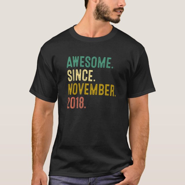4 år gammal Fantastisk sedan november 2018 T Shirt (Framsida)