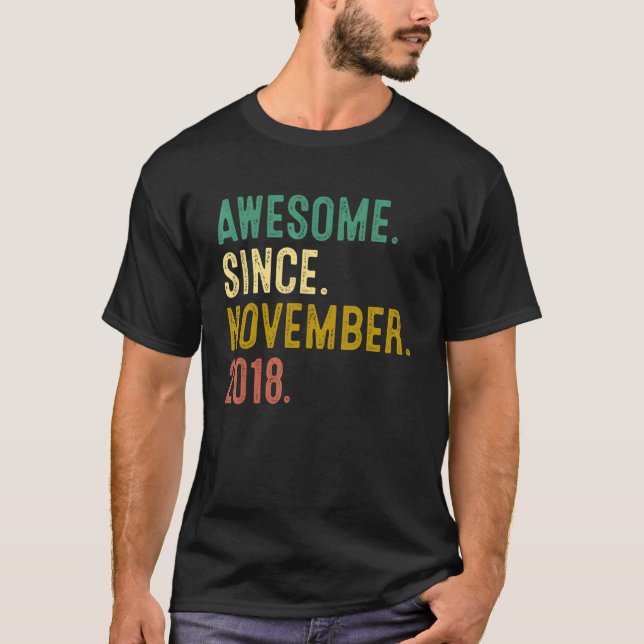4 år gammal Fantastisk sedan november 2018 T Shirt (Framsida)