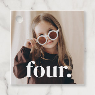 4-års födelsedagsfoto - fyra gåvor etiketter