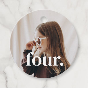 4-års födelsedagsfoto - fyra gåvor etiketter