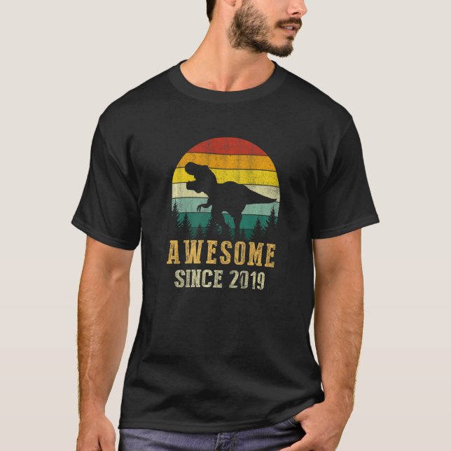 4 års gammal dosinosaur 4e födelsedagen Boy Fantas T Shirt (Framsida)