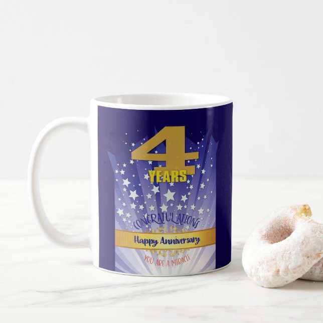 4-årsjubileum för anpassad återhämtning, fet numer kaffemugg (Med munk)
