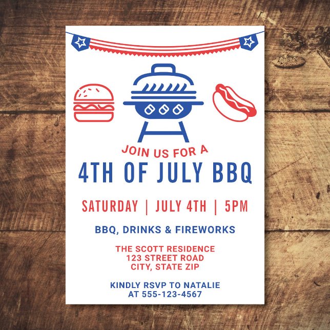 4:e juli: BQ Burger Hotdog Cookout Modern Inbjudningar (Modern 4th of July BBQ invitation on a wooden chopping board background.)