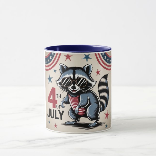 "4:e juli" Coola Raccoon Patriotic Mugg (Center)