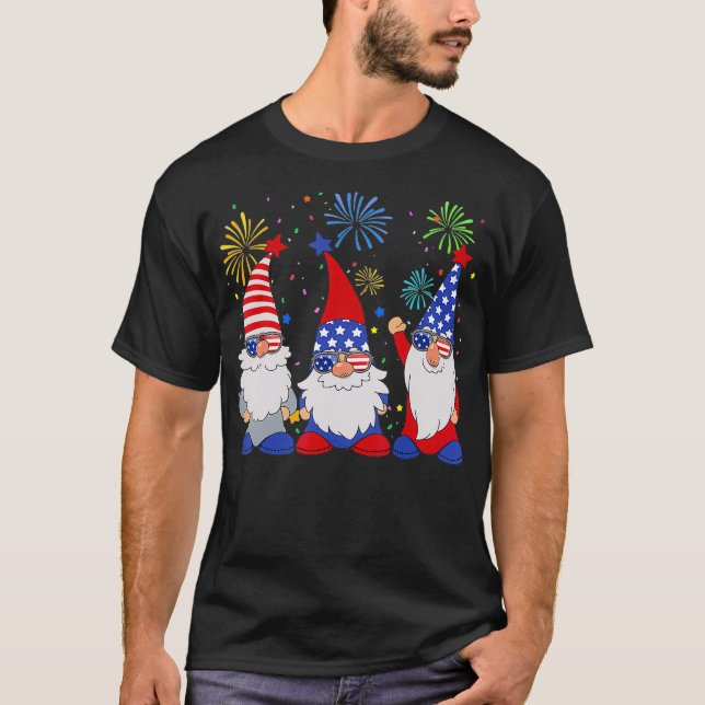 4:e juli: Lilla Patriotic Gnomes Sunglasses Amer T Shirt (Framsida)