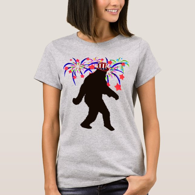 4:e juli Squatchin'w/Fireworks T-Shirt (Framsida)