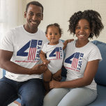 4:e juli-textdesign Röd vit och blå T Shirt<br><div class="desc">Den moderna textdesignen lycklig 4 juli i år är röd,  vit och blå patriotisk.</div>