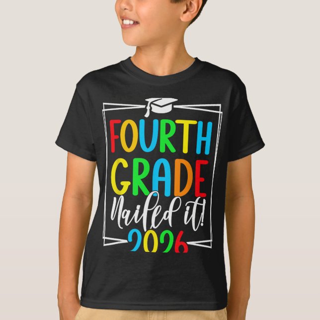 4:e klass 2026 Fjärde klass examen _1  T Shirt (Framsida)