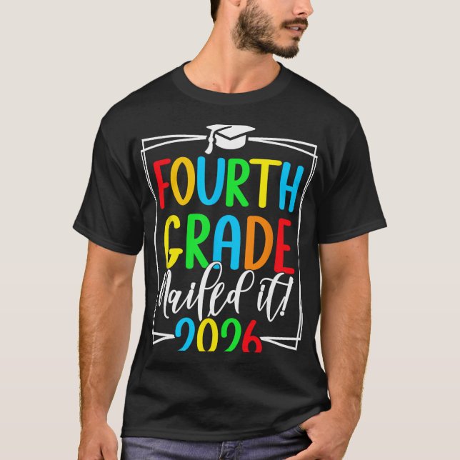 4:e klass 2026 Fjärde klass examen _1  T Shirt (Framsida)