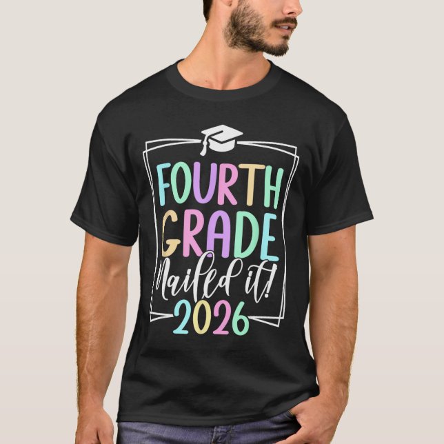 4:e klass 2026 Fjärde klass examen _2  T Shirt (Framsida)