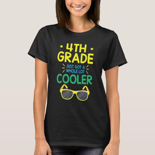 4:e klass har precis blivit mycket coolare Student T Shirt (Framsida)