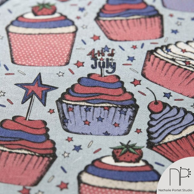 4 juli Cupcake Linneduk  Tyg (This July 4th Cupcake Linen features fine-line pen-and-ink sweet treats designed for festive holiday)
