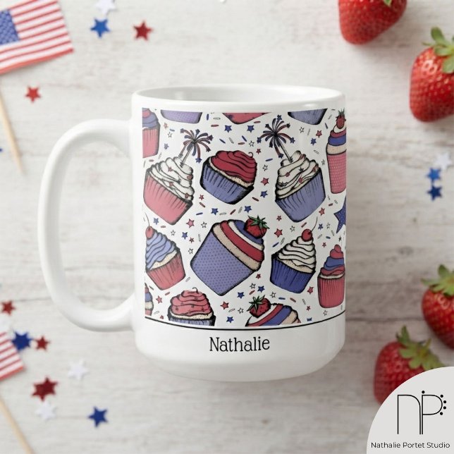 4 juli Cupcake-mugg  Kaffemugg (This July 4th Cupcake Mug features hand-drawn patriotic cupcakes and strawberries by Nathalie Portet)