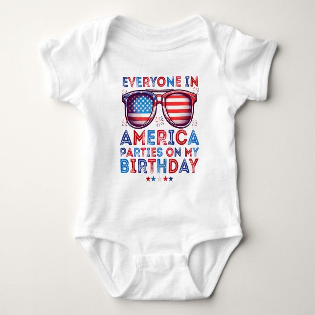 4 juli födelsedag rolig född på fjärde juli t shirt (Framsida)