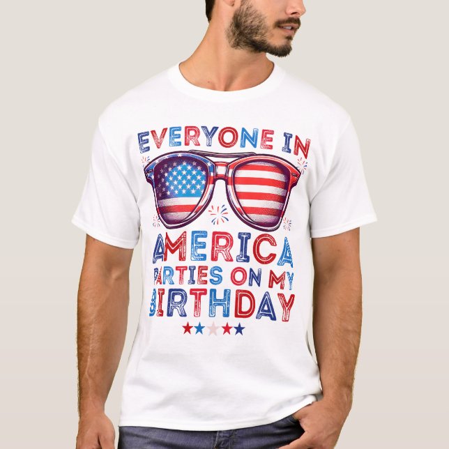 4 juli födelsedag rolig född på fjärde juli t shirt (Framsida)