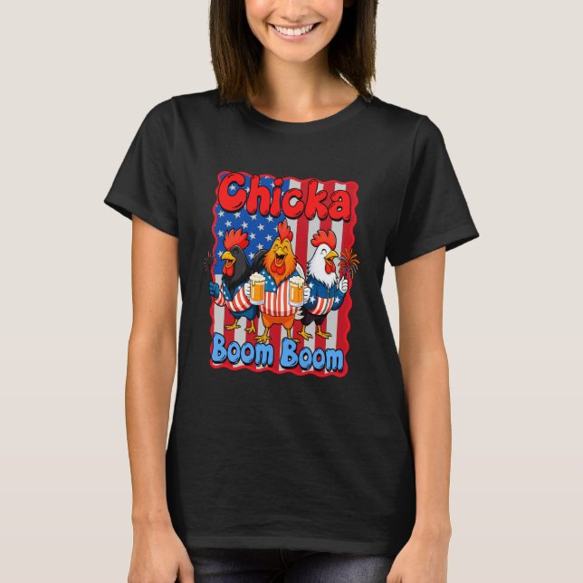 4 juli-kyckling dricker frihet Chicka Booom  T Shirt (Framsida)