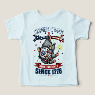 4 juli Opossum Hängande Småbarn T-shirt
