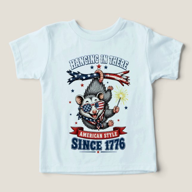 4 juli Opossum Hängande Småbarn T-shirt (Design Framsida)