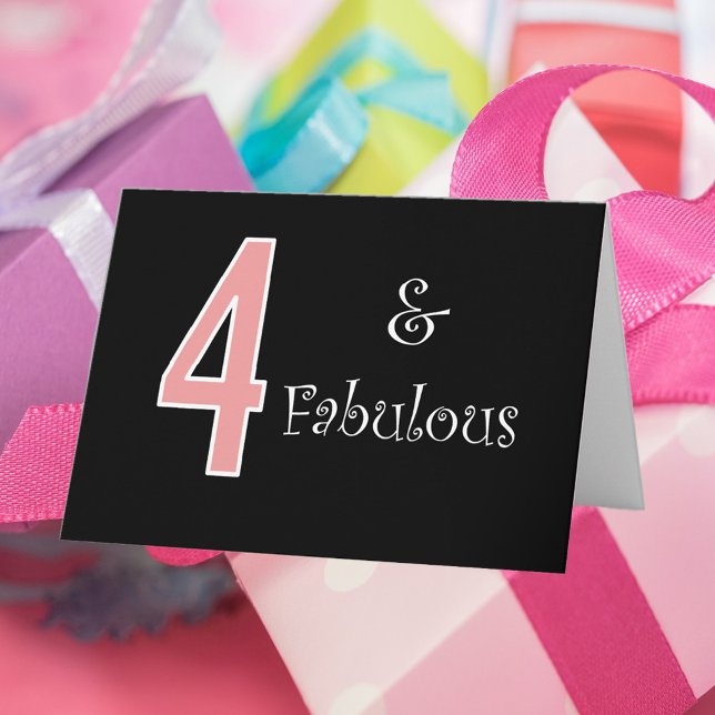 4 och Fabulous 4e födelsedagen Rosa Black White Kort (A cute birthday card that says 4 & Fabulous in pink and white on a black background)