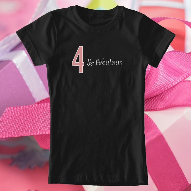 4 och fantastisk svart rosa i 4e födelsedagen t shirt (A cute shirt that says 4 and fabulous in pink and white.)