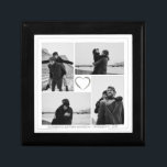 4 Photo Collage Bröllop-årsdag Namn & datum Minnesask<br><div class="desc">Skapa din egen,  Grått och vita,  Bröllop-årsfotosamling. Oavsett om du firar din första eller femtionde bröllop-årsdag är Bröllop-årsdagen Foto Collage perfektens sätt att hedra minnet av din speciella dag och kärlek du . Lägg till dina foton,  lägg till Namnen,  lägg till ditt Bröllop-datum och gör det till ditt eget.</div>