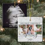 4 Photo Gravid New Parents 1st Julafton väntar på Julgransprydnad Keramik<br><div class="desc">Fira den nyaste familjemedlemmens värdefulla gåva med en snyggt med fyra fotokollage av kvadratiskt keramiskt ornament. Könsneutral design med faux marble gräns är lämplig för en pojke eller flicka från nyfödd bebis. Formuleringar och bilder på den här mallen är enkla att anpassa. (IMAGE PLACEMENT TIP: Ett enkelt sätt att centrera...</div>