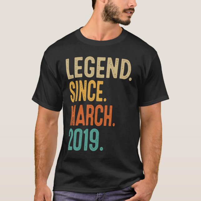 4e födelsedagen Legend sedan mars 2019 4 år gammal T Shirt (Framsida)